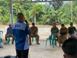 Sosialisasi P4GN sekaligus Deteksi dini/tes urine kepada Pemerintah Desa Marajai Kecamatan Halong dalam rangka Desa Bersinar (Bersih Narkoba)